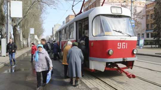 Ľudia pri električke v Donecku.