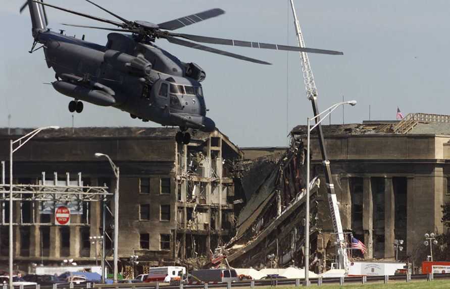 Na archívnej snímke zničená časť Pentagonu.