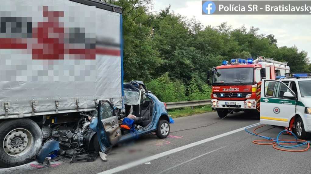 Na diaľnici D2 za Lozornom smerom na Malacky sa stala nehoda