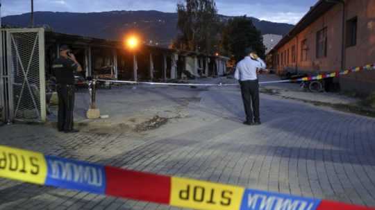 policajti pred zhorenou nemocnicou