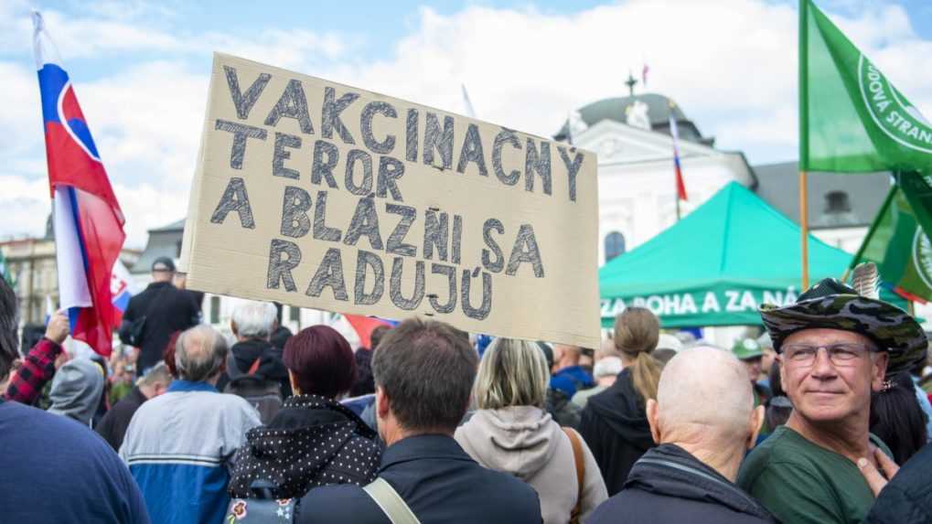 Protestujúci v Bratislave blokujú cesty. Polícia musela zasahovať aj slzotvorným plynom