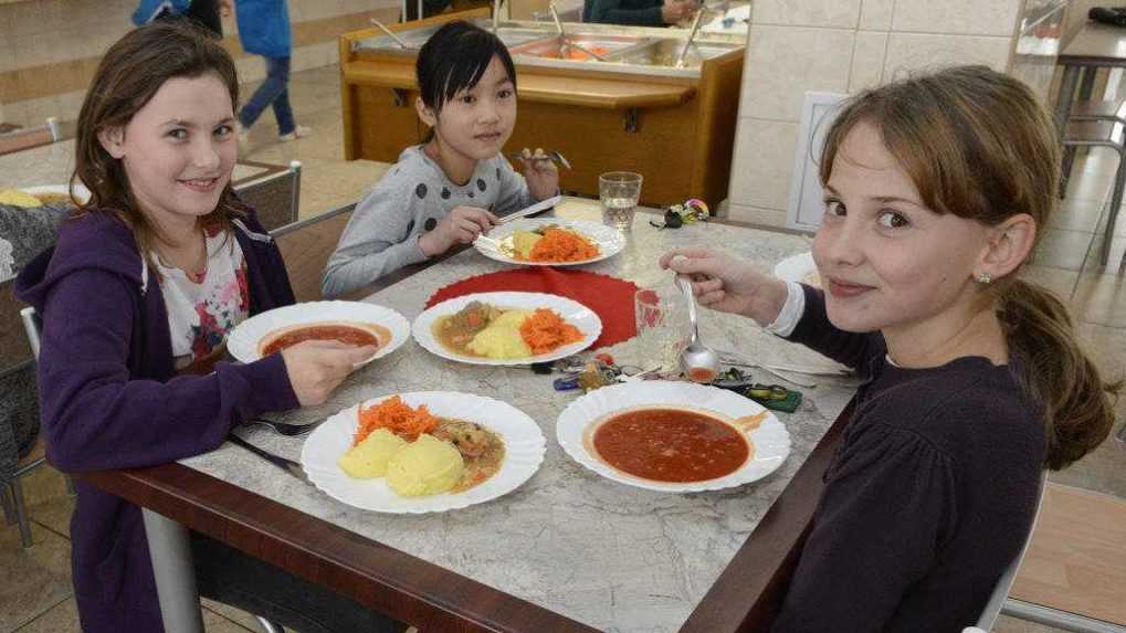 Obedy zadarmo či zvýšený daňový bonus. Čo je výhodnejšie?