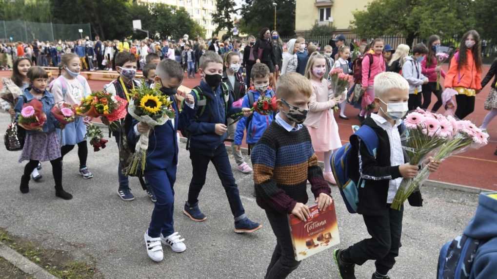 Do škôl nastúpilo vyše 65 000 prvákov. Gröhling hlási veľký záujem o samotesty