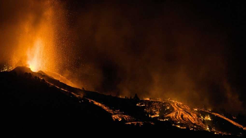 Sopka na La Palma stále chrlí lávu. Evakuovali už tisíce ľudí