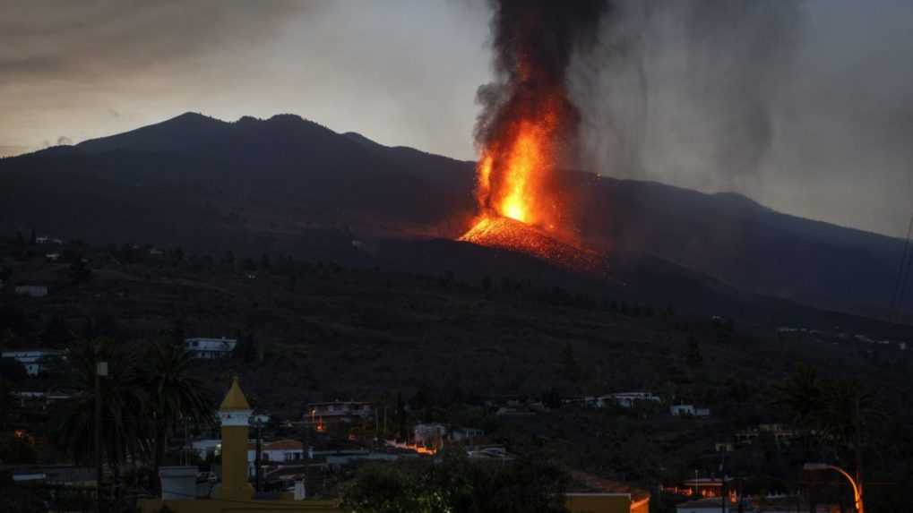 Láva z vybuchnutej sopky na španielskom ostrove La Palma spomaľuje