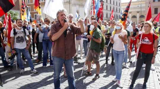 ľudia protestujú proti covidovým pasom