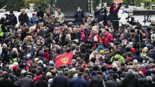 ľudia protestujú v Moskve proti výsledkom parlamentných volieb v Rusku