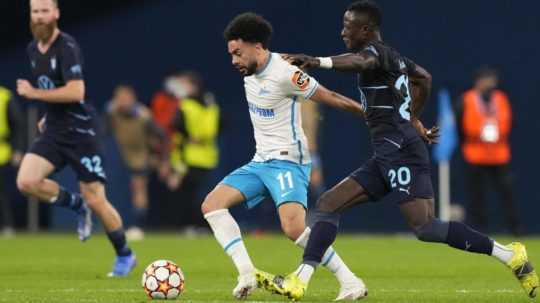 Claudinho (Zenit) bojuje o loptu s Bonkeom Innocentom (Malmö FF)