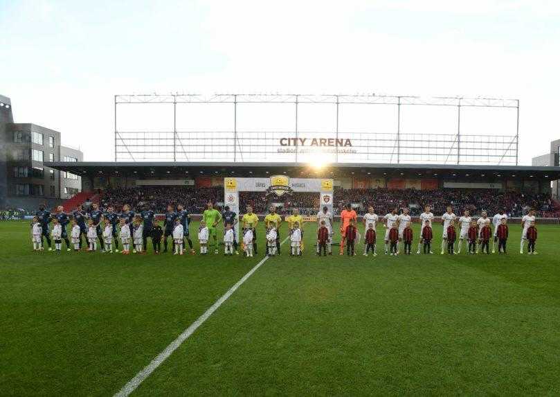 Futbalisti ŠK Slovan Bratislava a FC Spartak Trnava pred zápasom.