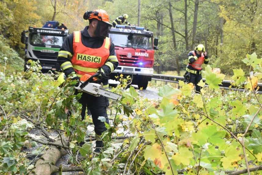 Česko zasiahol silný vietor,  státisíce domácností sú bez elektriny