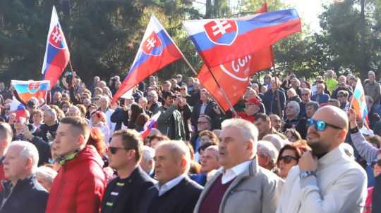 Na snímke účastníci protivládneho podujatia "čapicový protest."