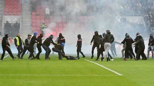 Potýčka medzi fanúšikmi ŠK Slovan Bratislava a FC Spartak Trnava.