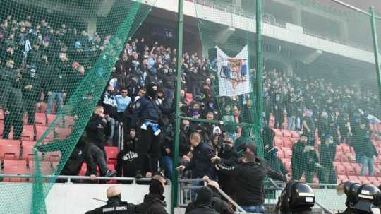 Polícia a fanúšikovia ŠK Slovan Bratislava.