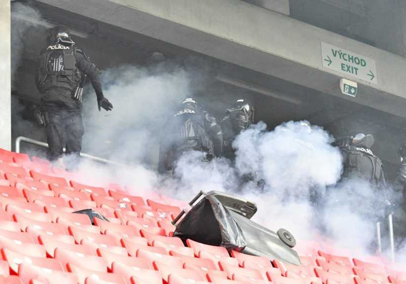 Polícia vytláča fanúšikov ŠK Slovan Bratislava zo sektoru hostí