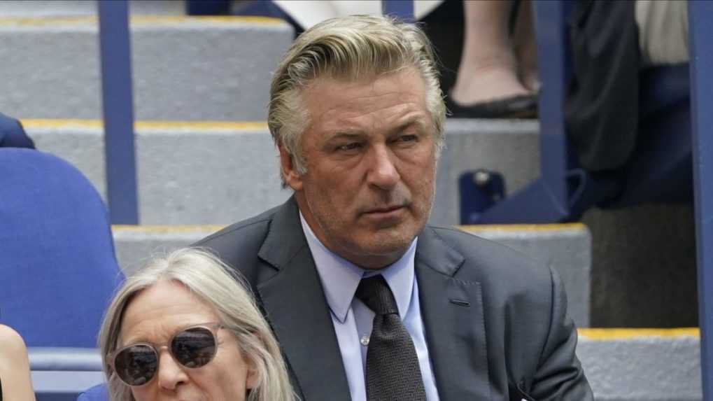 Herec Alec Baldwin pri nakrúcaní filmu nešťastnou náhodou zastrelil kameramanku