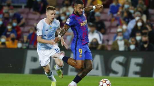 Memphis Depay (FC Barcelona) a Viktor Cygankov.