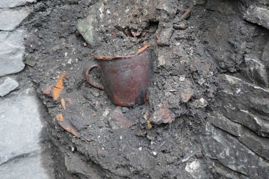 Na snímke nájdená novoveká keramika počas archeologického výskumu kaštieľa v Bytči, v ktorom sídli Štátny archív SR. Výskum realizuje Považské múzeum zriaďované Žilinským samosprávnym krajom pod vedením archeologičky Zuzany Stanekovej.