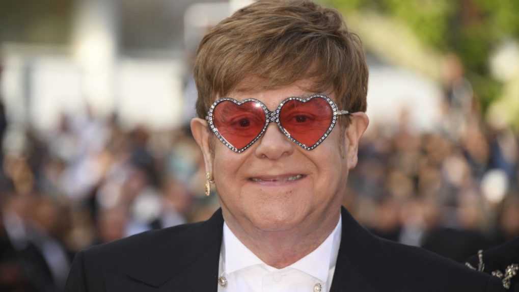 Elton John je rekordér, jeho skladby sú v najlepšej desiatke britskej hitparády už 6 desaťročí