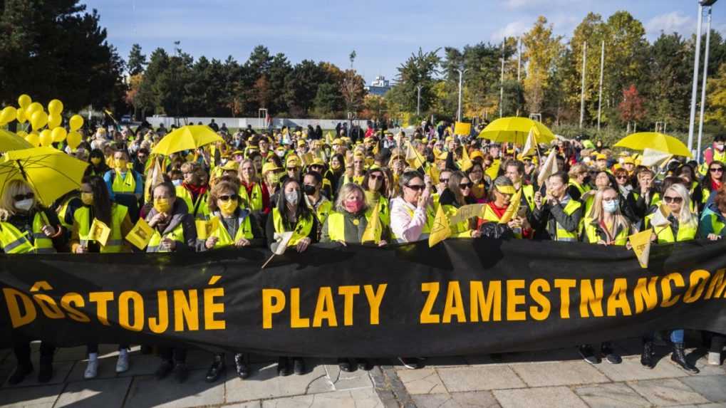 Odborári protestovali pred úradom vlády, požadujú vyššie platy