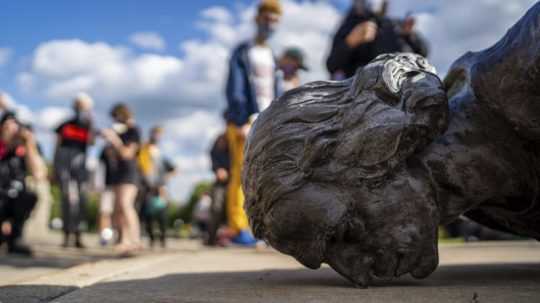 Strhnutá socha Krištofa Kolumbusa v Minnesote.