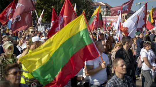 protest Litovčanov proti očkovaniu a vládnym opatreniam