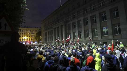 protest proti povinnému očkovaniu proti covidu v lotyšskej Rige