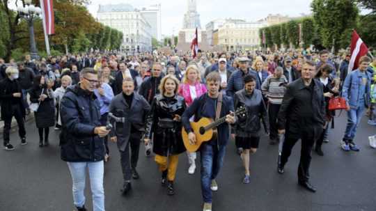 protest proti povinnému očkovaniu proti covidu v lotyšskej Rige