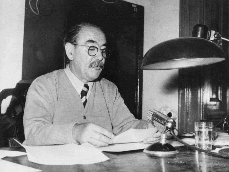 Maďarský premiér Imre Nagy prednáša prejav v rozhlasovom vysielaní počas protikomunistického povstania 2.novembra 1956.