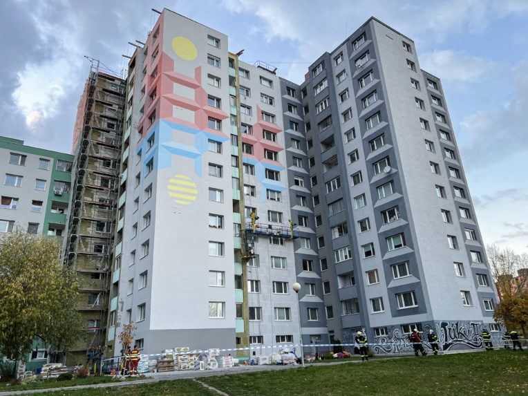 Na snímke bytový dom, v ktorom spadlo pracovné lešenie.