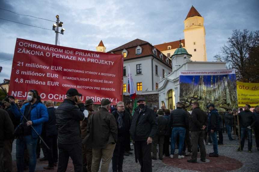účastníci protestu proti reforme národných parkov.