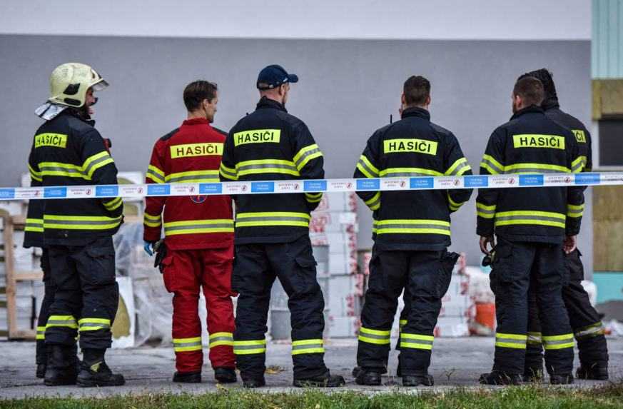 Na snímke hasiči prichádzajú na miesto pádu pracovného lešenia na Budatínskej ulici v Bratislave.