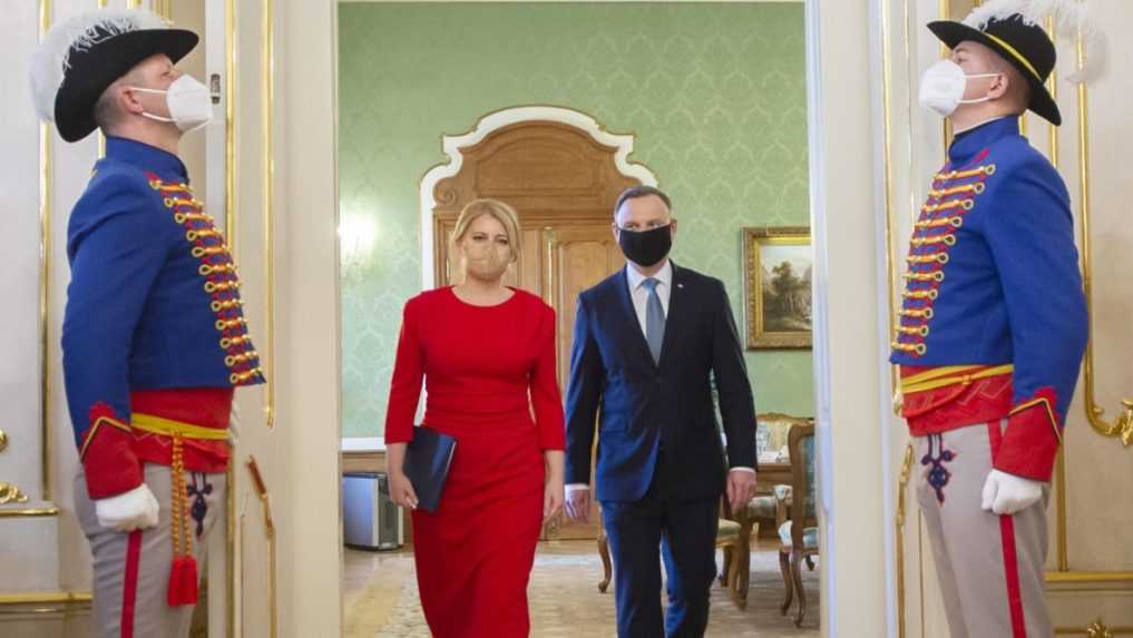 Na snímke prezidentka SR Zuzana Čaputová a poľský prezident Andrzej Duda prichádzajú na tlačovú konferenciu