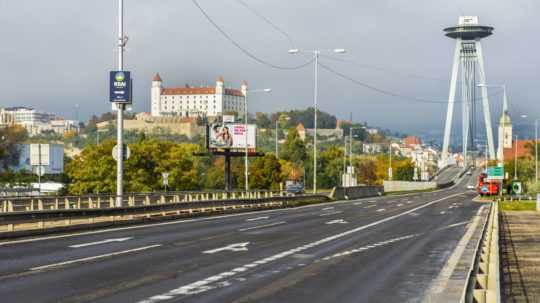 Na snímke doprava na Moste SNP, vľavo Bratislavský hrad, uprostred vyhliadková veža UFO a vpravo Dóm sv. Martina v Bratislave.