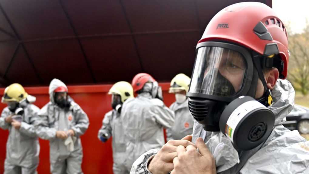 Na snímke sanačné práce nezabezpečených sudov s PCB látkami v bývalej ošipárni v areáli Chemko Strážske.