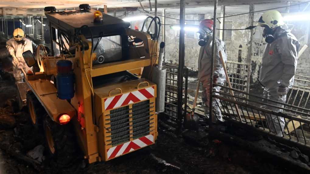 Na snímke sanačné práce nezabezpečených sudov s PCB látkami v bývalej ošipárni v areáli Chemko Strážske.