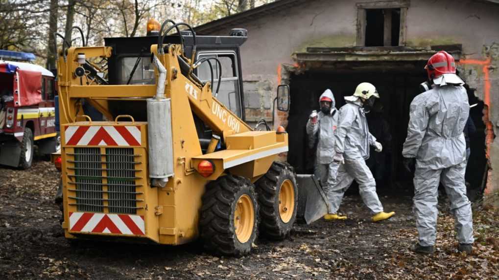 Na snímke sanačné práce nezabezpečených sudov s PCB látkami v bývalej ošipárni v areáli Chemko Strážske.