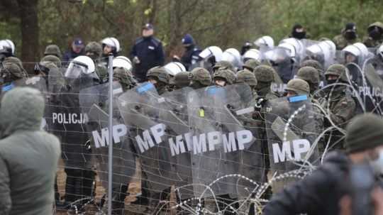 Poľskí policajti a vojaci sledujú migranto