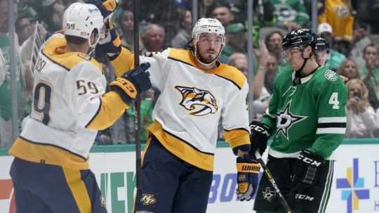 Hokejisti Nashville Predators Roman Josi a Matt Duchene sa tešia z gólu.