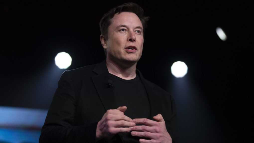 Elon Musk tajne nariadil vypnutie Starlinku, cieľom bolo narušiť ukrajinský útok na ruskú flotilu. V knihe priznal dôvod