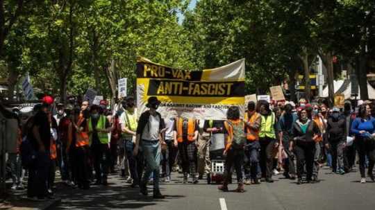 Protest proti očkovaniu proti covidu v austrálskom Melbourne.