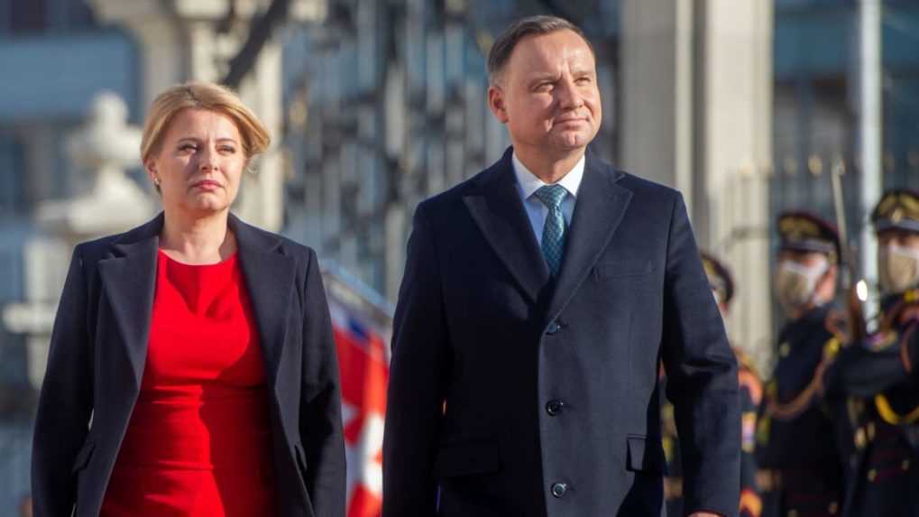 Na snímke slovenská prezidentka Zuzana Čaputová a poľský prezident Andrzej Duda počas oficiálneho privítacieho ceremoniálu