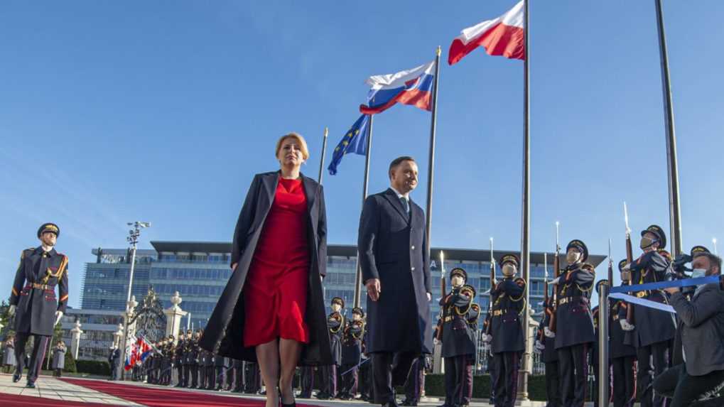 Na snímke slovenská prezidentka Zuzana Čaputová a poľský prezident Andrzej Duda počas oficiálneho privítacieho ceremoniálu