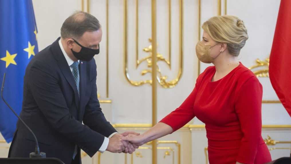 Na snímke prezidentka SR Zuzana Čaputová a poľský prezident Andrzej Duda si podávajú ruky na tlačovej konferencii