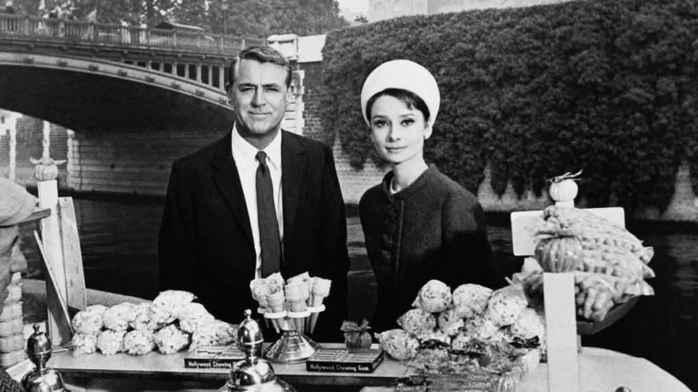 Na arch&iacute;vnej sn&iacute;mke z roku 1963 herci Cary Grant a Audrey Hepburnov&aacute;.