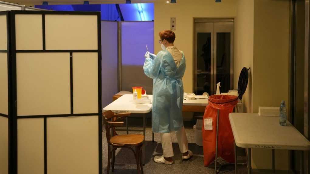 Česko zrejme sprísni opatrenia pre nezaočkovaných podľa rakúskeho modelu