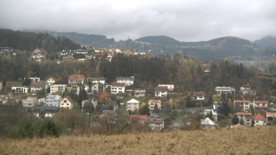 Podľa územného plánu mesta Banská Bytrica, sa na pozemku, ktorý na predaj ponúka realitná kancelária. nemôže stavať.