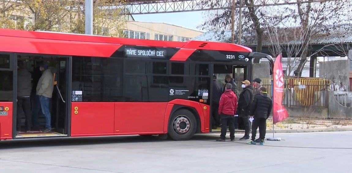 Odborníci odporučili predĺžiť lockdown, navrhli režim OTP aj vo vlakoch a autobusoch