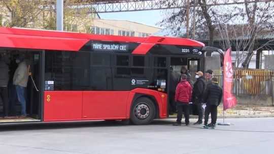 ľudia stojaci pred autobusom