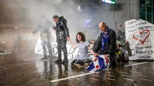 Ľudia v holandskom Haagu protestujú proti novým opatreniam.