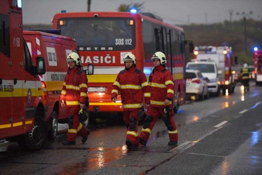 Hasičom a horským záchranárom zvýšia plat